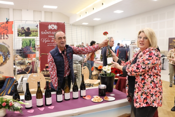 Une fleur offerte aux dames des stands du salon des "Vins-Saveurs" du Rotary par Pascal Durand.