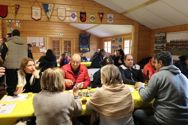 Traditionnelle dégustation d’huîtres, escargots, saumon et fromage fort au Châtenoy Rugby Club (CRC).