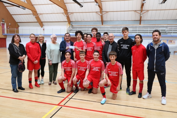 Le Comité de Jumelage offre un chèque de 300€ à l’équipe Futsal du collège Aragon qualifiée pour représenter l’académie de Dijon aux finales du championnat de France UNSS.