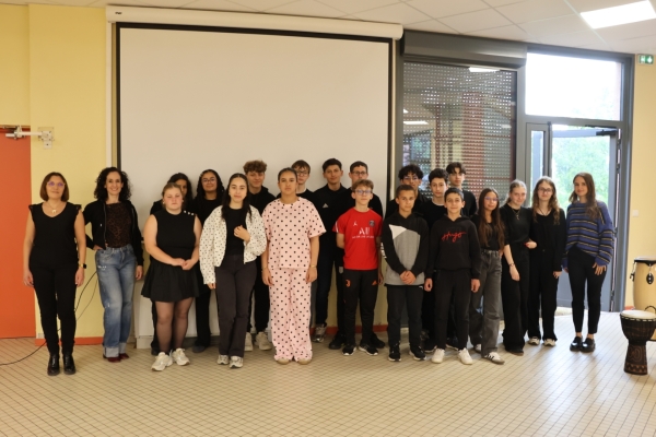 Les élèves de 4ème 3 du collège Louis Aragon de Châtenoy le Royal ont participé à un projet culturel et artistique "Viva Cuba !".