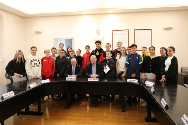Les 23 élèves délégués de classe du collège Louis Aragon ont visité la mairie et ont rencontré le Maire.