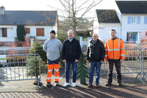 Vincent Bergeret maire de Châtenoy le Royal a visité  le lieu de collecte des sapins de Noël de la ville.