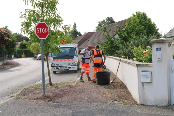 Nettoyage et désherbage : Le service des espaces verts de Châtenoy le Royal en action rue de la Liberté.