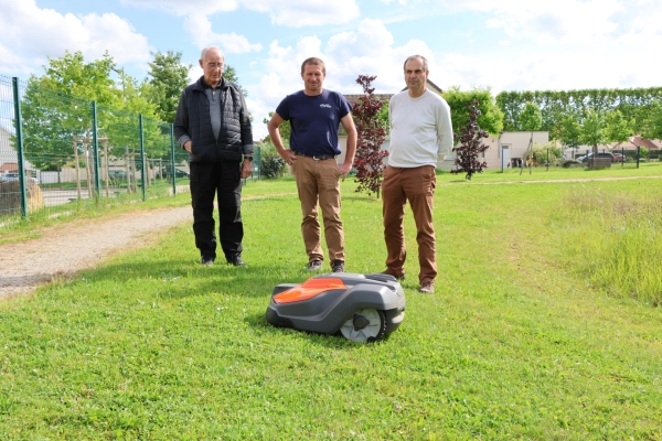 Cinq "robots tondeuses" en complément des agents pour l’entretien des espaces verts à Châtenoy le Royal.