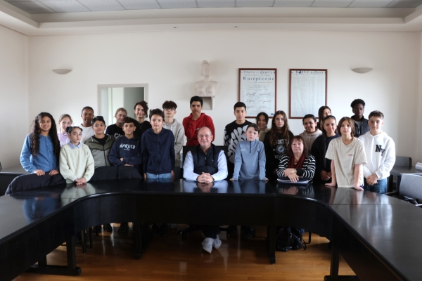 Les élèves délégués de classe du collège Louis Aragon reçus en mairie par monsieur le maire.