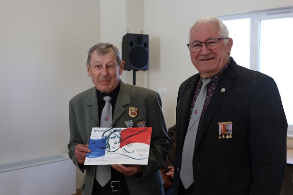 Gérard Martin reçoit l’insigne de porte-drapeau et le diplôme pour 11 ans de services.