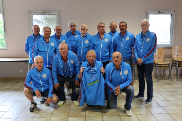Les membres de la Boule Lyonnaise de Crissey arbore des nouveaux maillots à l’effigie de la commune.