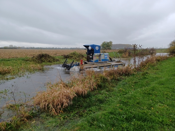 Un "engin amphibie" pour arracher la jussie dans le Grand Margon à Crissey.