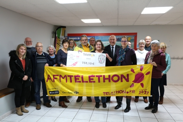 753,10 € remis à l’AFM téléthon par les trois associations  "l’Amicale intervillages pour le don de sang", "Criss Play Club" et l’APE de l’école "Pierre, Feuille Ciseau".