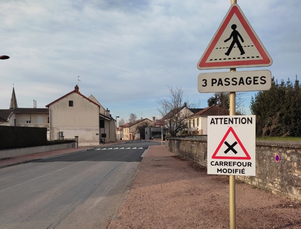 Attention, la commune de Crissey a réalisé des travaux au carrefour rue du Lac / rue de la Chapelle / rue Principale, les priorités sont modifiées.