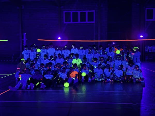 Obscurité, balles et vêtements fluo, c'était la soirée "Dark Volley" au Lycée agricole de Fontaines ! 