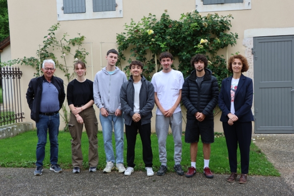 Six jeunes fontenois en emploi saisonnier employés par la mairie dans les services de la commune pendant la période estivale.