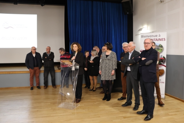 La maquette de la statue de l’oratoire "Notre Dame de Délivrance" présentée aux vœux de Madame le maire à Fontaines.