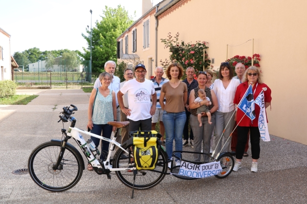 Le président de la LPO Bourgogne Franche-Comté dans son défi à vélo fait une halte à Fontaines.