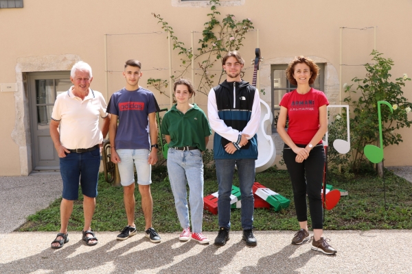 Cinq jeunes fontenois en emploi saisonnier à la mairie, au service de la commune pendant la période estivale.