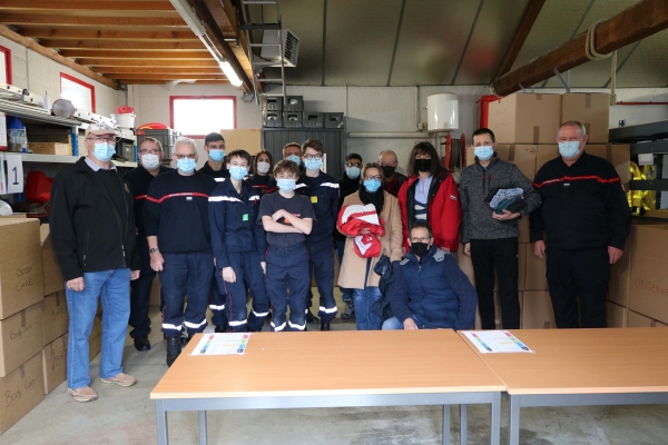 Grosse participation à la collecte organisée au centre de secours des sapeurs-pompiers de Fontaines ce samedi 12 mars pour venir en aide au peuple ukrainien.
