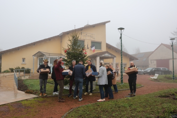 Les bénévoles du CCAS et élus ont distribué les colis de Noël aux personnes âgées et les colis solidaires pour les personnes en difficulté.