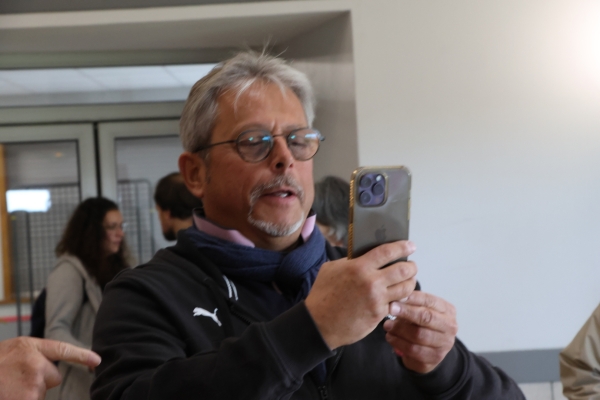 Clin d'œil du jour : Quand le maire de Virey le Grand joue au reporter, que peut-il donc bien photographier ?