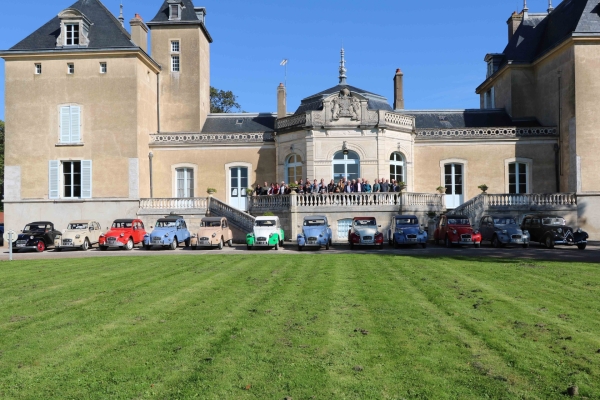 Les adhérents du club Ami Deuche Chalonnais se sont réunis dimanche matin au château de la Loyère.