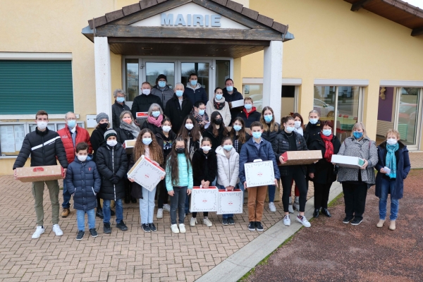 Une trentaine de bénévoles dans les rues de Fragnes la Loyère  pour distribuer les 71 colis de noël.