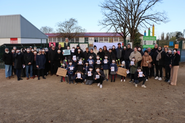 Parents, enseignants, élus se mobilisent contre la fermeture d’une classe de maternelle au groupe scolaire M. et G. Mallet.