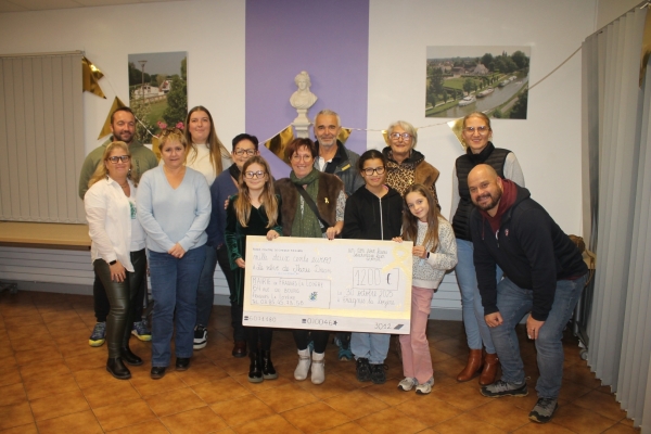 La Maison des jeunes a remis un chèque de 1200 € à « Le Rêve de Marie Dream » dans le cadre de Septembre en Or.