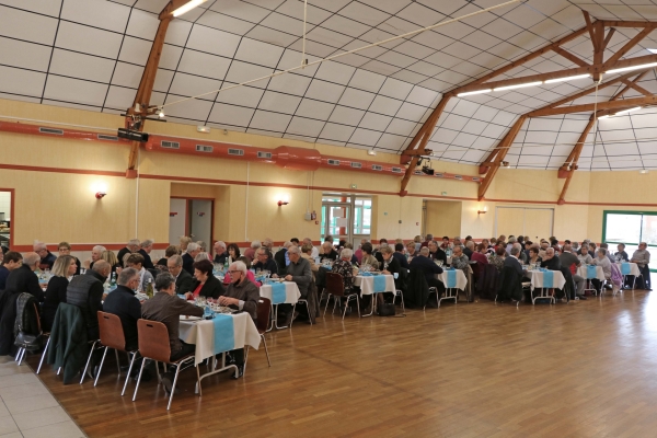 Un bon moment de convivialité avec ce repas offert par le CCAS aux aînés de Fragnes la Loyère