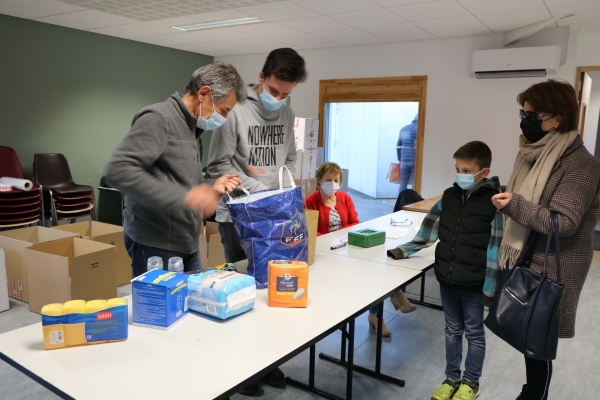 A Fragnes La Loyère, la municipalité épaulée par Hervé Dumaine, pharmacien aux Aubépins, le CCAS et les associations se mobilisent pour apporter leur aide aux ukréniens en affrétant un bus de médicaments et de produits pharmaceutiques.