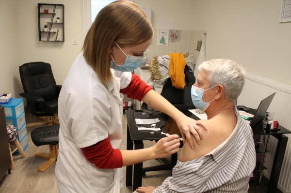 Tous vaccinés tous protégés, Alain Gaudrey médecin et maire de Fragnes La Loyère montre l’exemple en se faisant vacciner avec Moderna.