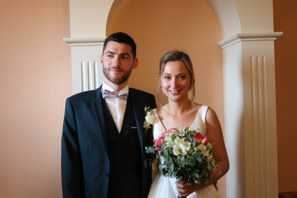 Marie et Pierre se sont unis par les liens du mariage devant témoins, famille et amis.