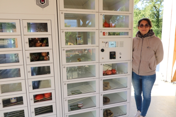 Granges : Les distributeurs automatiques type caissette de produits locaux en circuits courts sont opérationnels sous la halle marchande du hameau des Ponts.