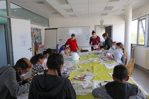 Activité de peinture sur galets à l’espace Simone Veil du service familles de Saint Rémy.