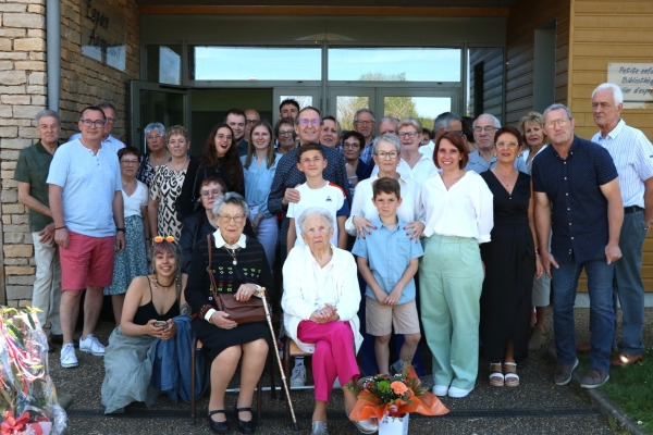 Dimanche 14 avril, Odette Jacquet a fêté ses 100 ans en compagnie de ses enfants, petits-enfants, arrières petits-enfants et amis.