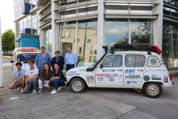 Les 2 équipages locaux engagés dans cette 26ème édition du "4L Trophy" 100% jeunes, heureux de leur périple en terre marocaine qui s’est déroulé du 5 au 15 mai.