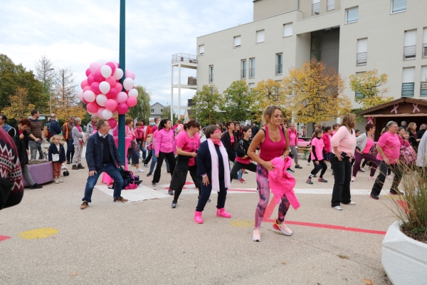 Saint Rémy fait du sport et de la marche pour Octobre rose.