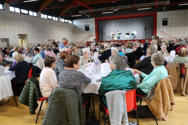 300 personnes au repas des seniors offert par le CCAS de Saint Rémy.