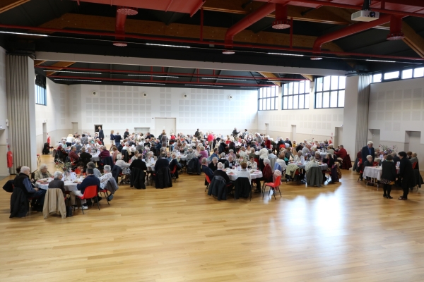 250 convives aux repas offert aux aînés par le CCAS de Saint Rémy.