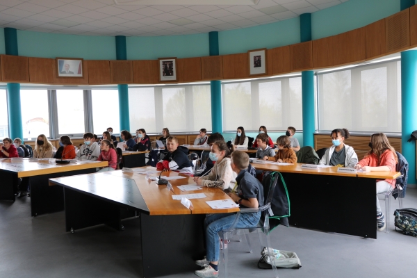 Conseil municipal des jeunes, réunion plénière en visio avec Madame le Maire.