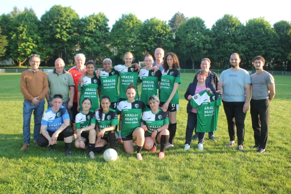 La jeune équipe féminine de Saint Rémy toute en beauté avec de nouveaux maillots.