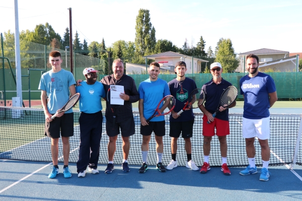 Hervé Hernandez responsable du "tennis pour tous" au club de Saint Rémy passe le relais après 18 ans au TCSR.