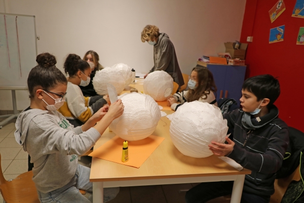 Confection de lampes par les jeunes ados de l’Escale à Saint Rémy.