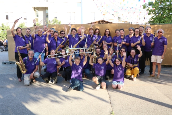 L’Orchestre d’Harmonie St Rémy/Les Charreaux a inauguré sa tenue d’été ce jeudi 13 juillet lors de son concert à Saint Rémy.