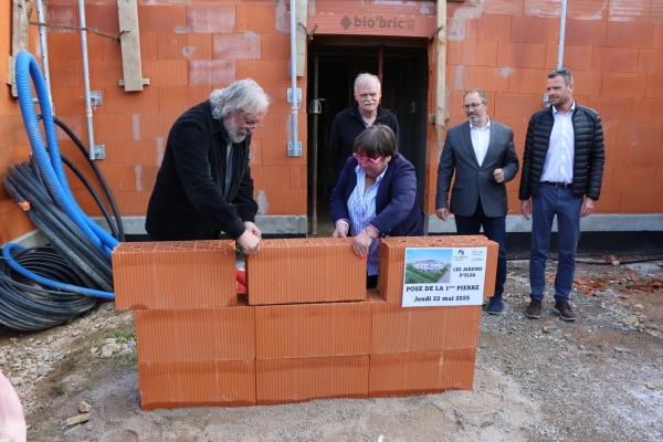 Pose de la première pierre de la résidence "Les Jardins d’Elsa" à Saint Rémy.