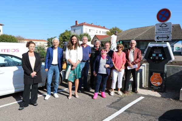 On parle Electromobilité à Saint Rémy avec l’inauguration de la borne de rechargement rue Auguste Martin.