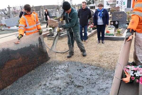 Les travaux d’embellissement du cimetière de Saint Rémy se poursuivent avec la phase de végétalisation.