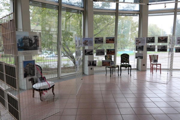 Des fauteuils exposés dans le hall de la mairie de Saint Rémy.