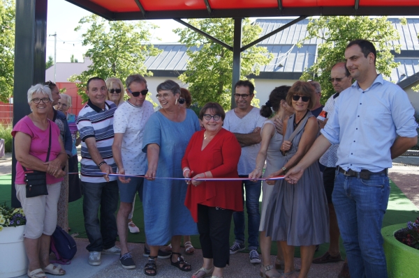 Inauguration de la pergola installée sur la place de la mairie de Saint Rémy. 