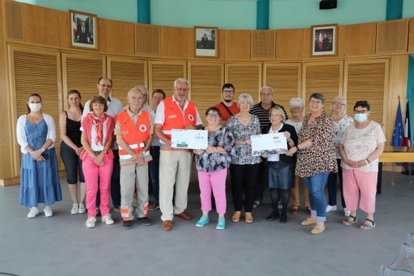 Saint Rémy, la municipalité remet un chèque de 2061 € à la Croix Rouge et un chèque de 205 € à l’association "Ecoute et Soutien".