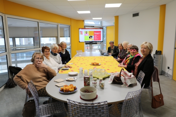 11 femmes de 60 à 80 ans autour d’un petit déjeuner à la mairie de St Rémy pour parler de l’évolution de la femme dans la société.