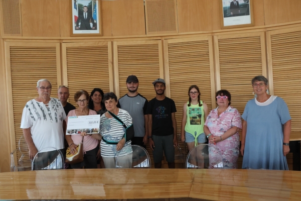 Remise d’un chèque de 322,25€ à l’IME Orbize PEP71 par la ville de Saint Rémy et les bénévoles.
